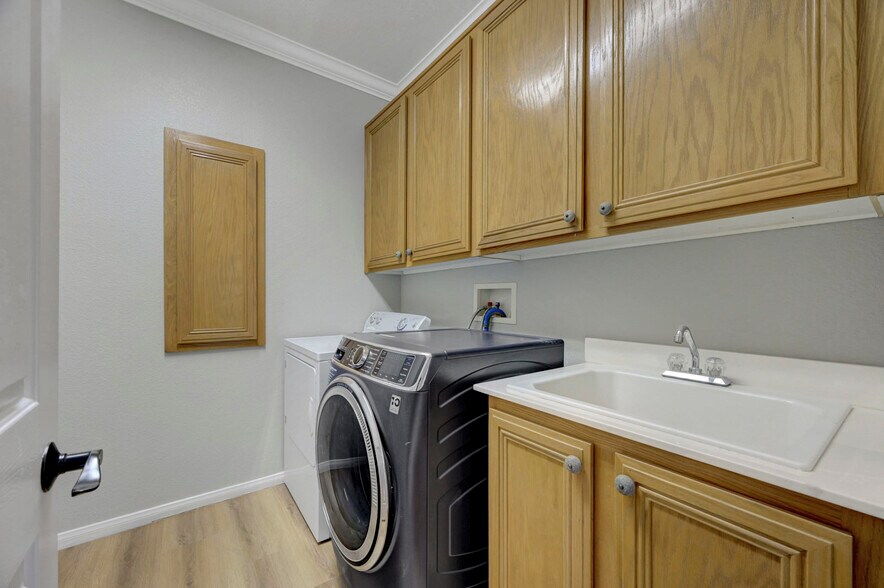 Building Photo - 11013 Mount Royal Ave