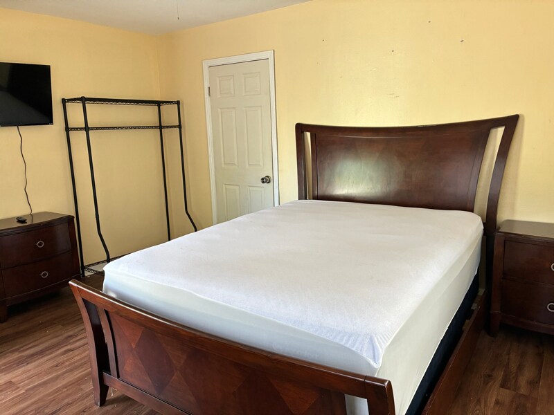 Building Photo - 4586 Park St