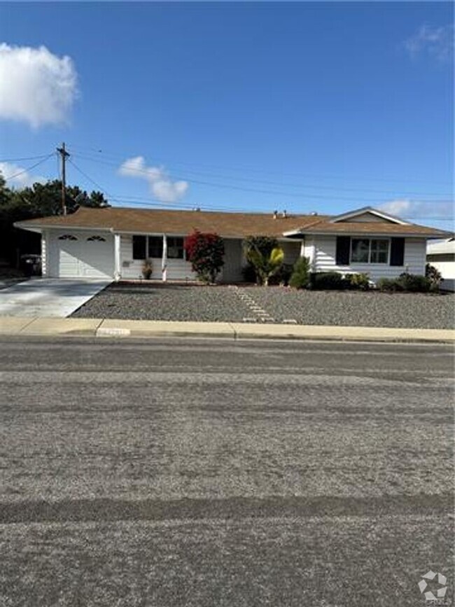 Building Photo - Charming Home