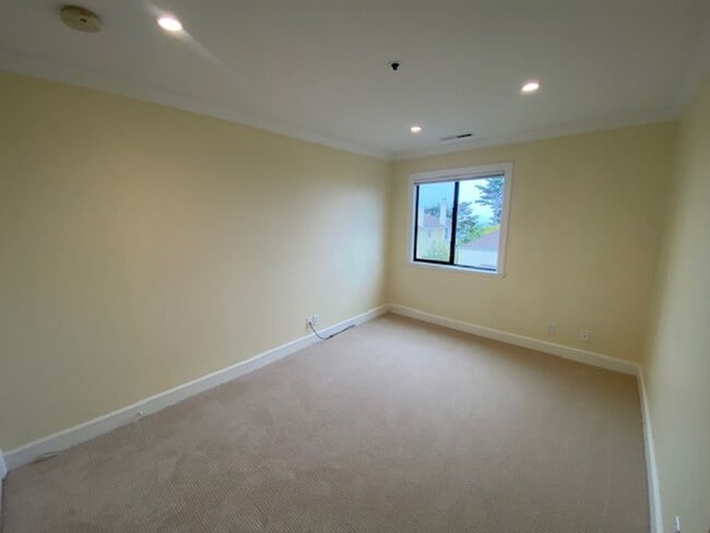 Building Photo - Bright & Stylish Monterey Condo