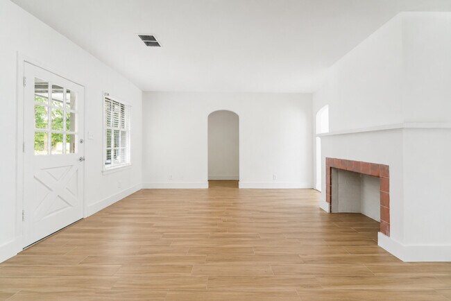 Building Photo - 400 E Royal Palm Rd