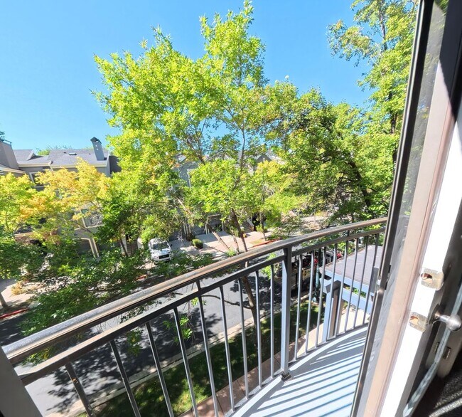 Building Photo - Riverwoods 2 Bedroom Condo
