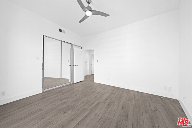 Building Photo - 4267 Marina City Dr