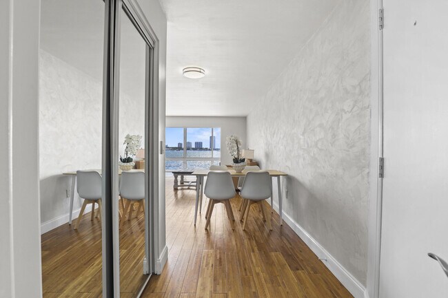 Building Photo - 2936 Lake Shore Dr