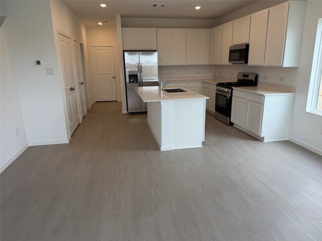 Building Photo - 2226 Salinas Dr