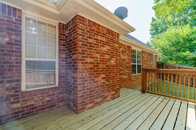 Building Photo - Beautiful & spacious 4 Bedroom condo w/fen...