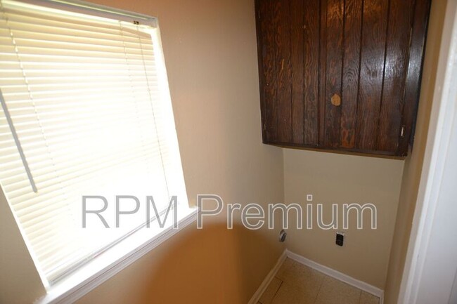Building Photo - 2150 N Sherwood Forest Dr