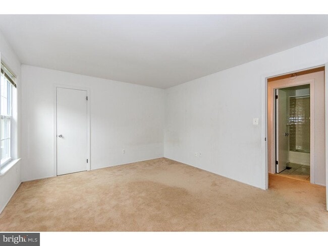 Building Photo - 8 Pond View Dr