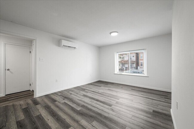 Building Photo - 612 N St Clair St