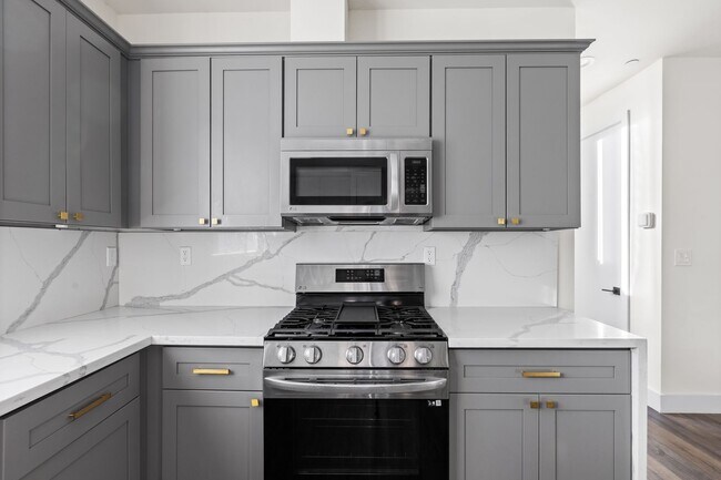 Building Photo - A beautifully designed and renovated 4 bed / 4 1/2 bath townhome located in the desirable Sawtell...