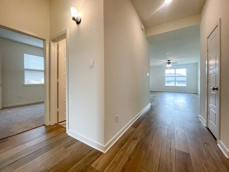 Building Photo - 6912 Llano Dr
