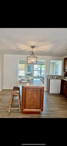 Building Photo - 2337 Hama Dr