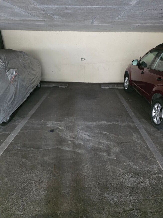 Building Photo - Beautiful 1 Bedroom 1 Bath with 1 Parking ...