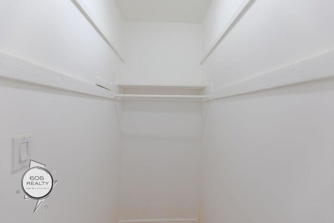 Building Photo - Bright and Sunny Cicero apartments! SPECIAL OFFER!