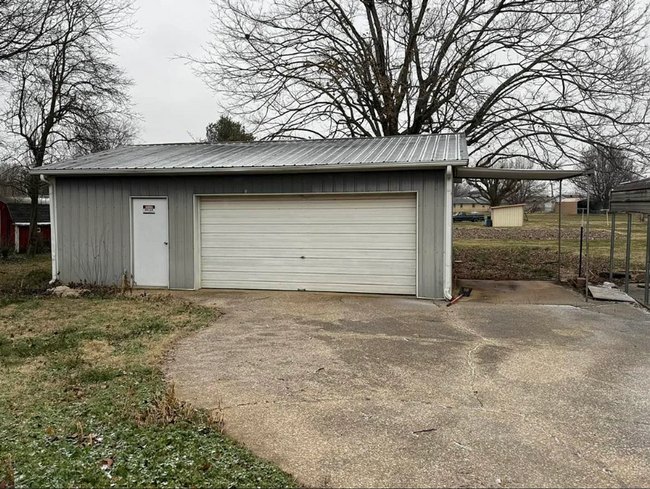 Building Photo - 3 bed with carport and garage