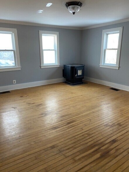 Building Photo - 261 Pond Rd