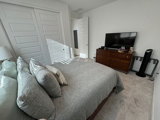 Building Photo - 2024 Beautiful Furnished 3 Bedroom 2 Bath with Private Suite near Sports Venues