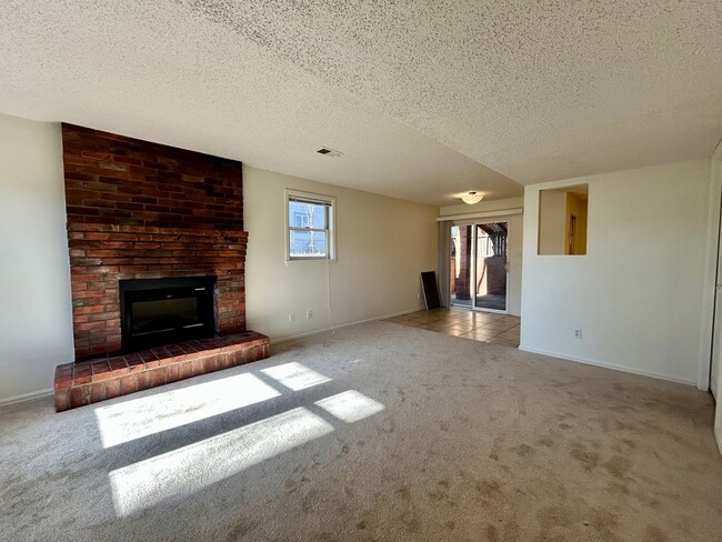 Building Photo - SHORT TERM RENTAL! 3Br/2Ba Condo in the Heart of Boulder
