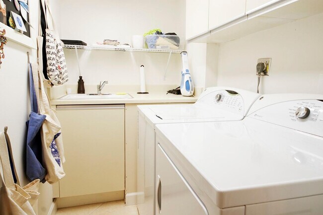 Building Photo - 2480 Presidential Way