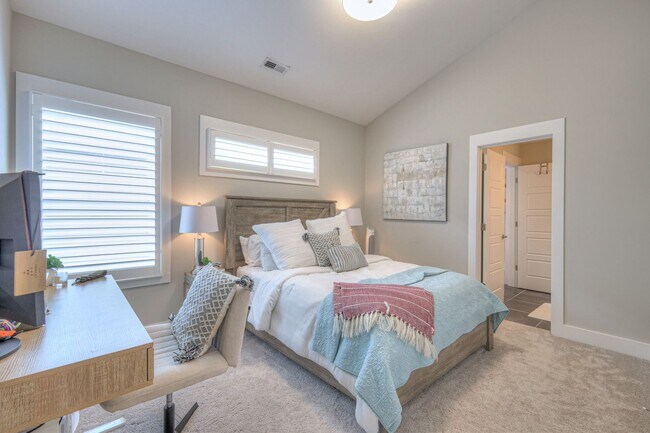 Building Photo - Luxurious 4BR Home Close to 12 South