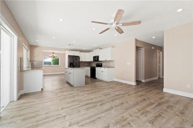 Building Photo - 4590 SE Glen Ridge Trail