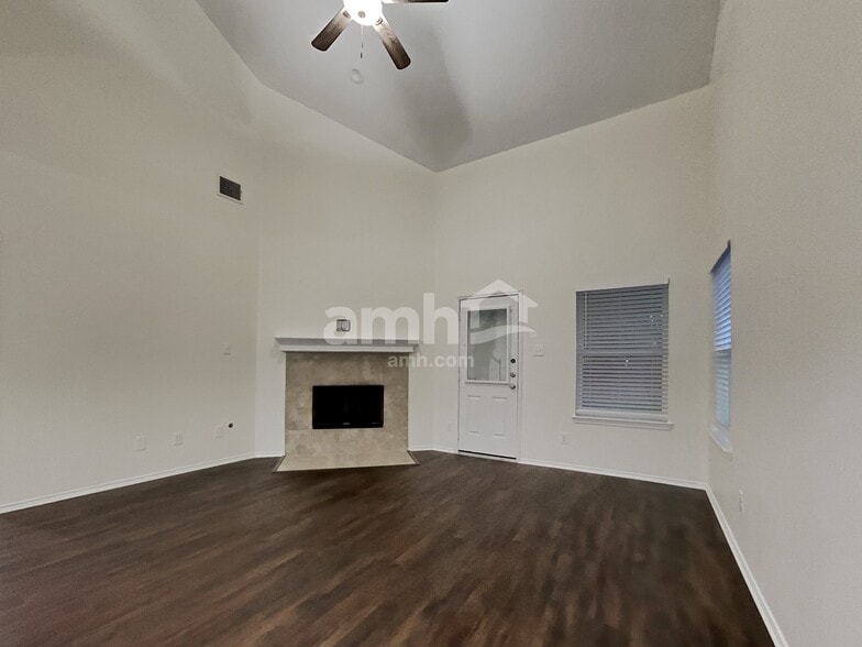 Building Photo - 2550 Riverway Dr
