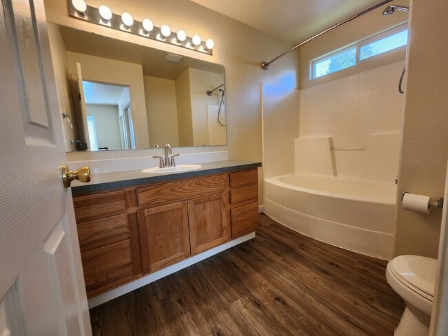 Building Photo - Remodeled 3 bedroom