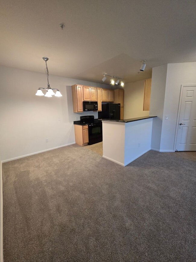 Building Photo - Spacious and Bright 2B/2B Townhome Now Ava...