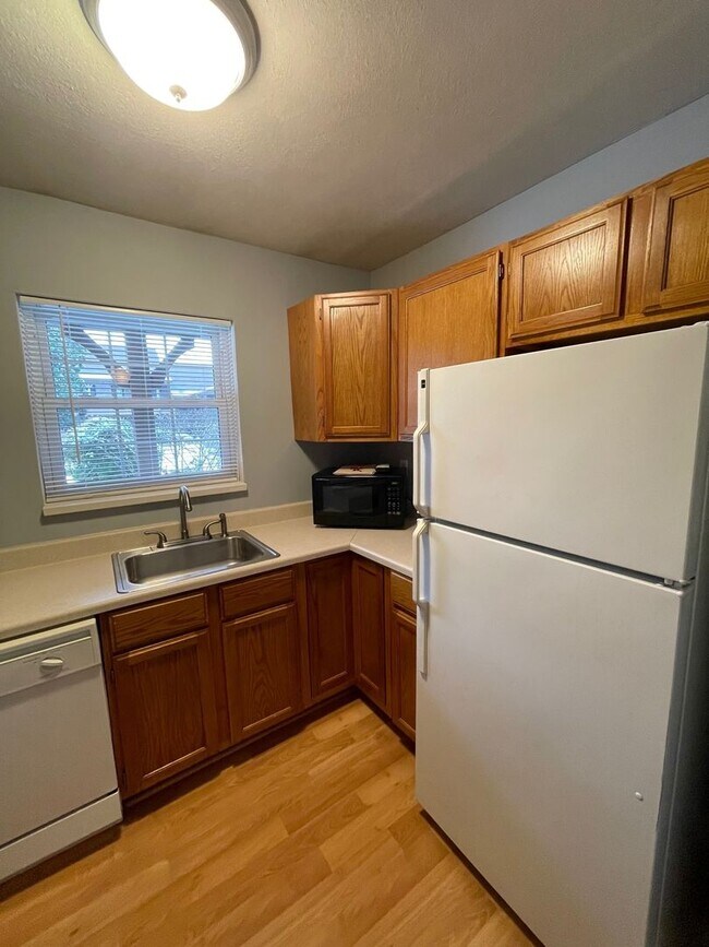 Building Photo - Charming Clifton Condo!