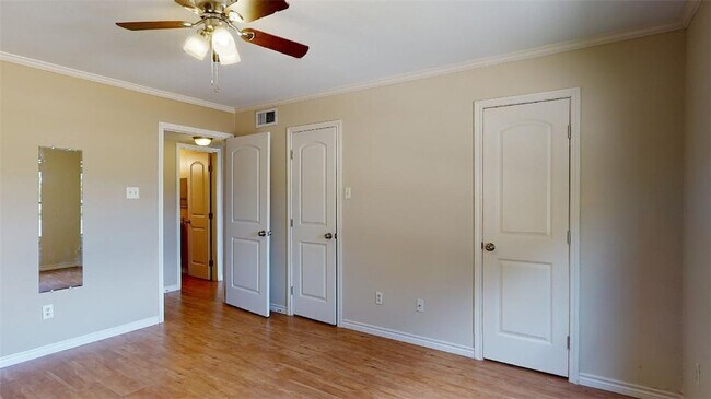 Building Photo - 904 University Oaks Blvd