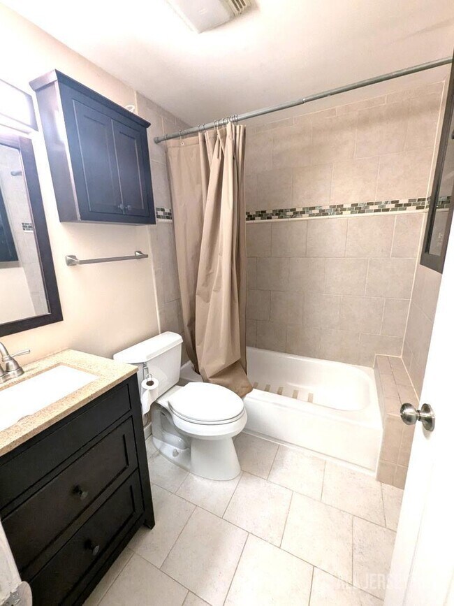 Building Photo - 651 Crescent Dr