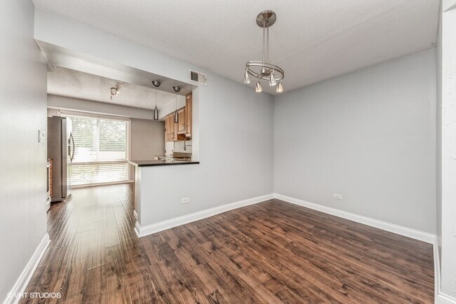 Building Photo - 5511 Chateau Dr