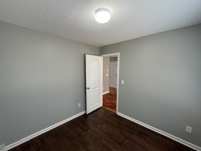 Building Photo - Pre-lease now for August!