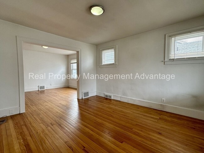 Building Photo - 316 Spencer St