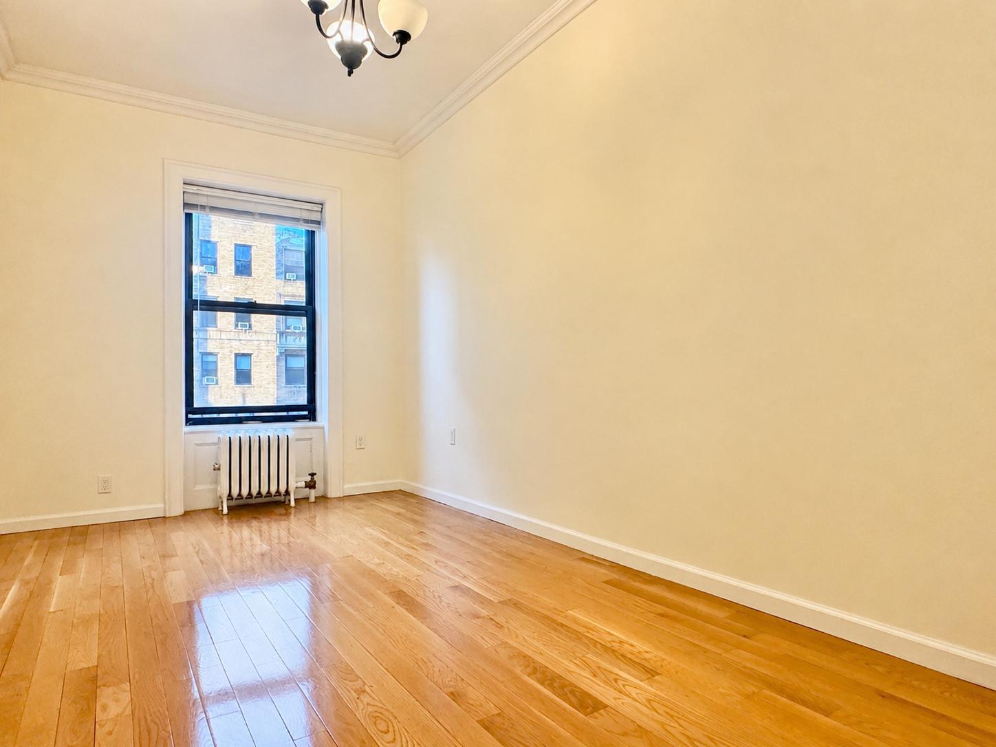 Building Photo - 320 W 106th St