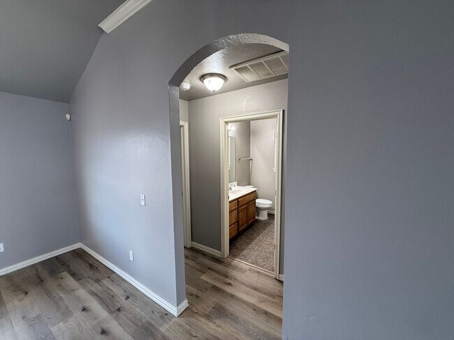 Building Photo - 4 BED! Cozy Home on Large CORNER Lot!