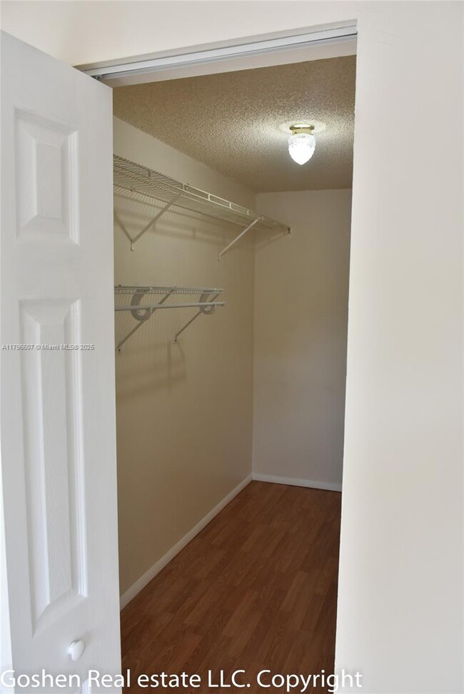 Building Photo - 351 Palm Way