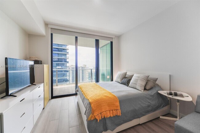 Building Photo - 1010 Brickell Ave