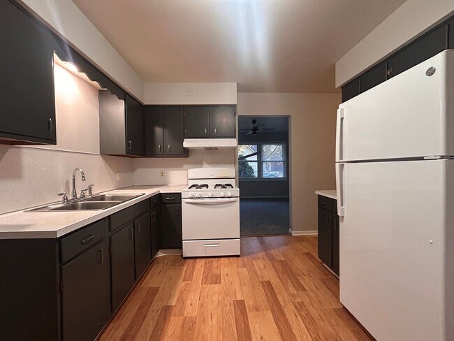 Building Photo - Wallace Ave 3189/3191