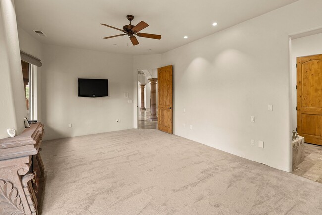 Building Photo - Unfurnished West Sedona Home, 1-year long-term rental