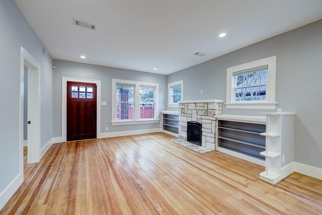 Building Photo - 2610 White Oak Dr