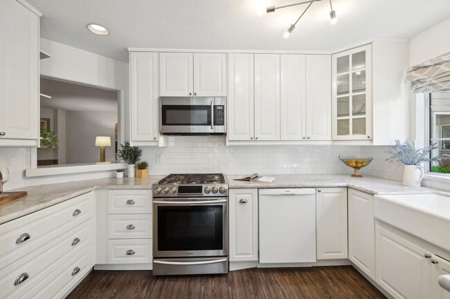 Building Photo - Delightful 3/3bth End-Unit Townhouse in Ce...