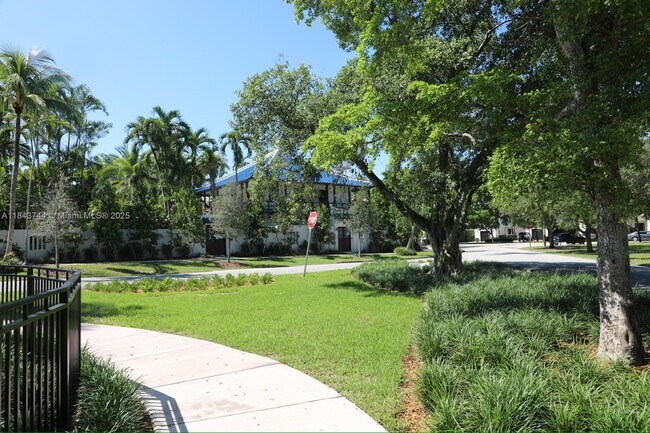 Building Photo - 533 Menendez Ave