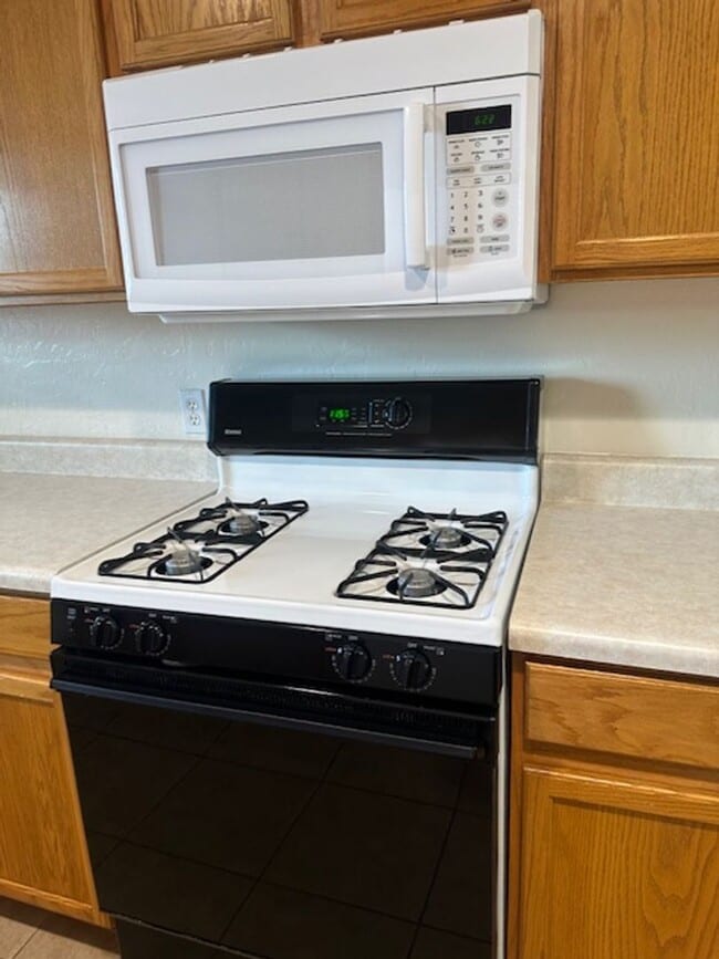 Building Photo - $1,540 2-3 Bedroom For Lease With Community Heated Pool & Spa in 85207!