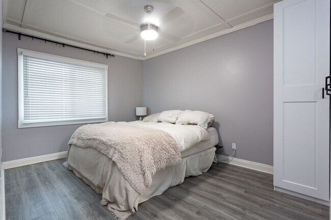 Building Photo - Remodeled Craftsman with Large Yard!