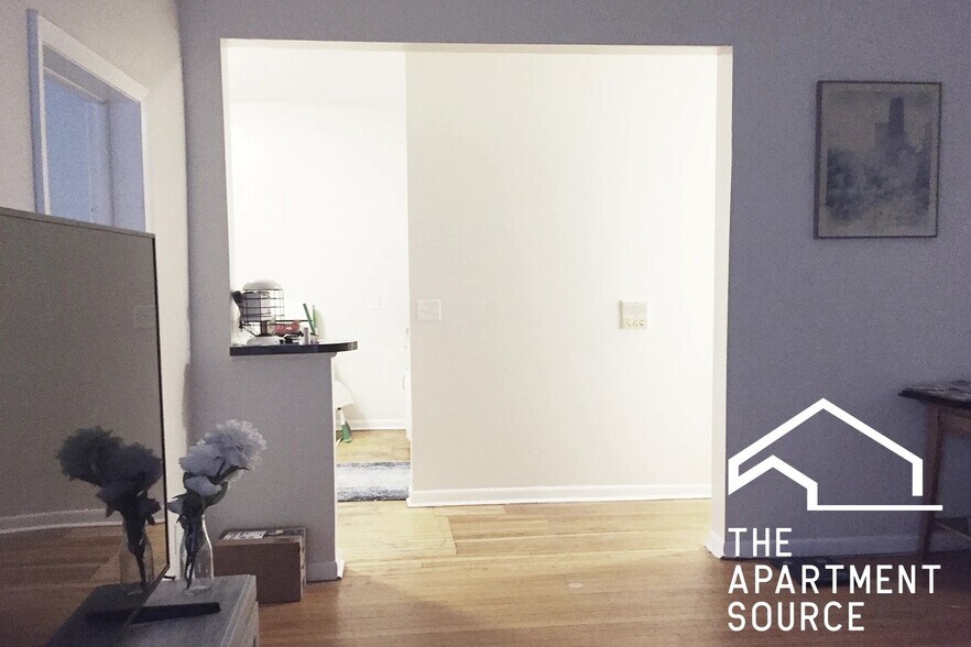 Building Photo - 917 W Waveland Ave