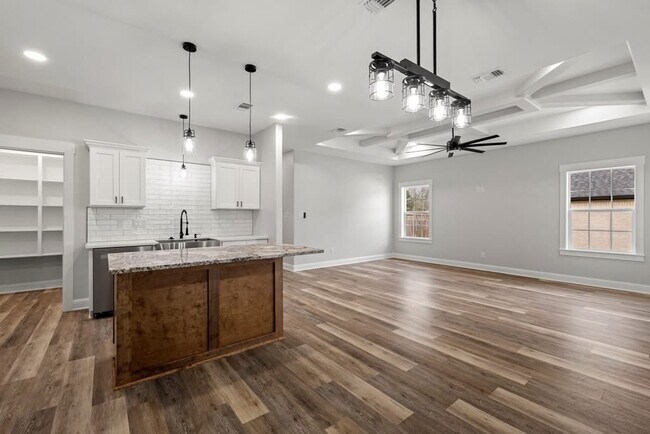 Building Photo - 524 Burk St