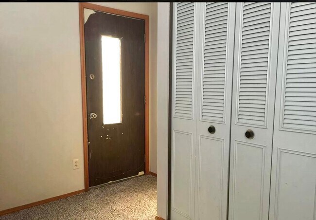 Building Photo - Spacious Top Floor One Bedroom w/ Open Flo...