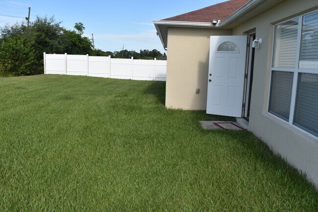 Building Photo - Quaint 3/2 Home with a Beautiful Covered F...
