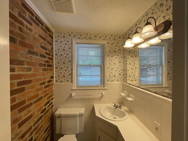 Building Photo - 3 Bed, 1.5 Bath Home